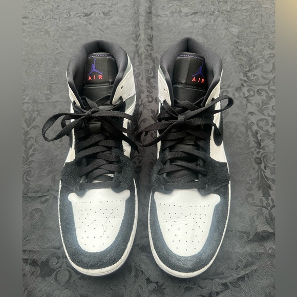 Air Jordan 1 Mid SE 'Varsity Purple'
852542-105 size 12 - Picture 3 of 11